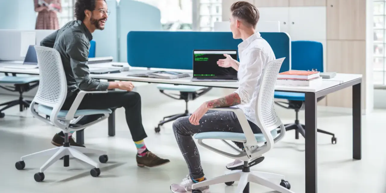 Ergonomiczne stanowisko pracy – jak dobrać fotele i biurka, żeby biuro naprawdę służyło pracownikom?