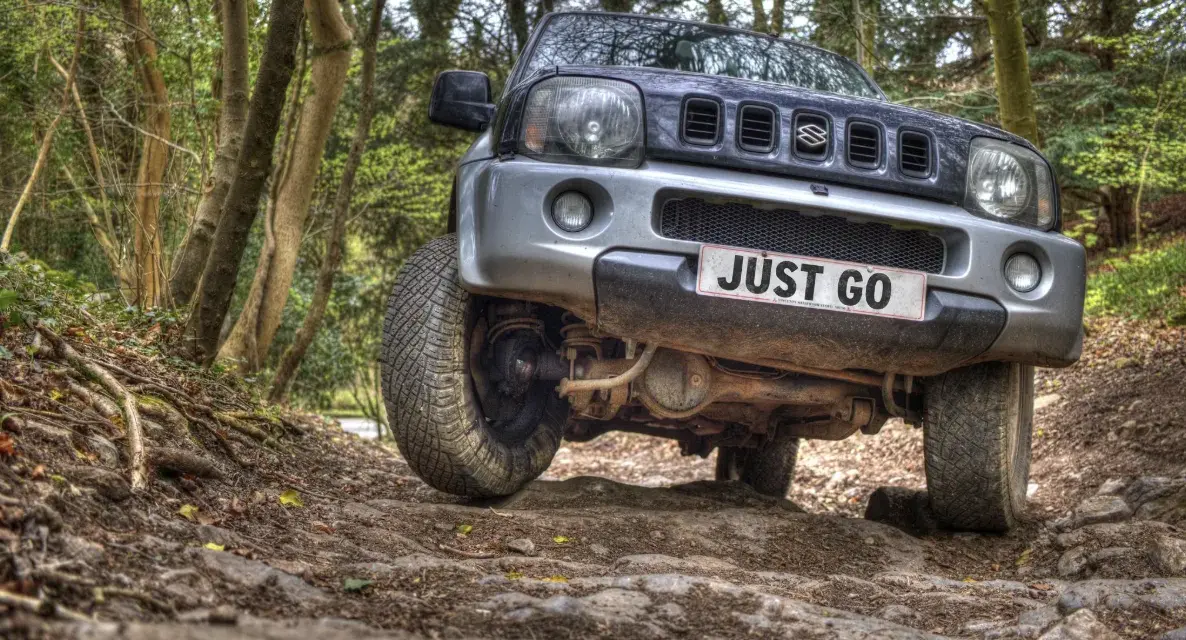 Zasilanie dodatkowe w autach 4x4 i kamperach: Dlaczego stały monitoring napięcia to podstawa?