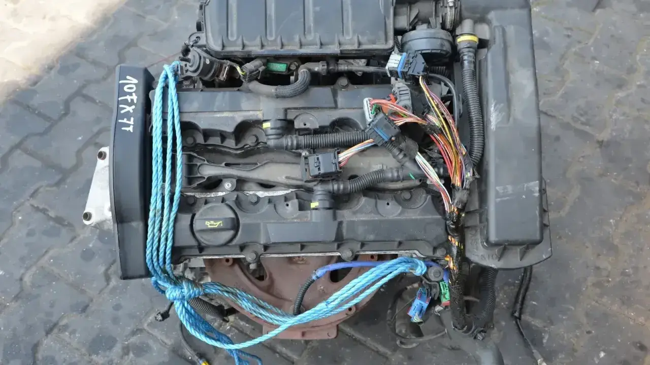 Silnik do Peugeot 307 1.6 benzyna, z widocznymi przewodami i oznaczeniem 107FX7.
