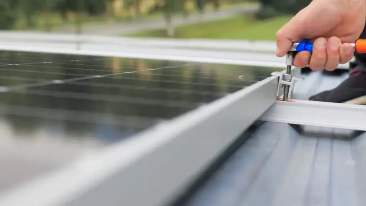 Montering av solpaneler i Uppsala för att maximera soltimmar och producera grön energi.