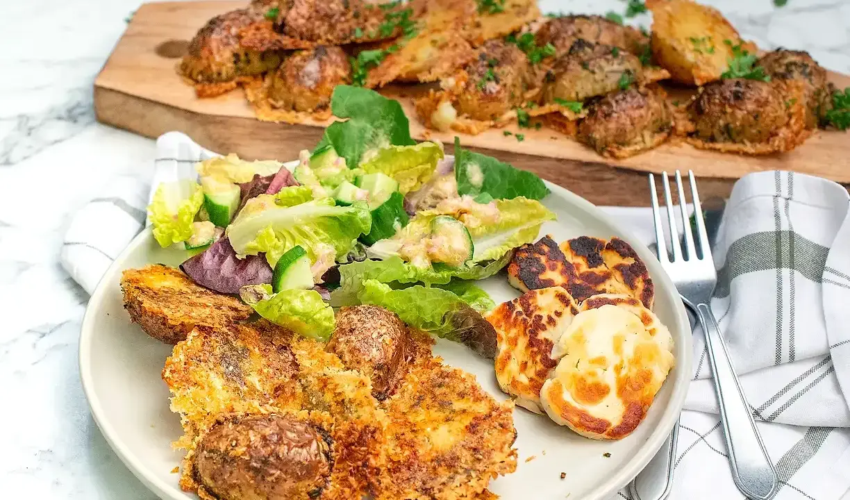 Ugnsbakad potatis med parmesan och en fräsch sallad. En härlig rätt med krispig potatis i ugn parmesan.