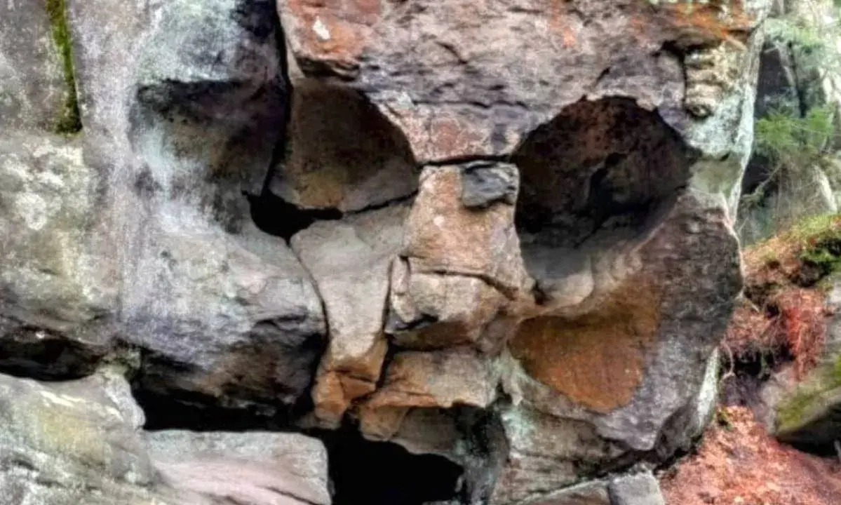 Góry Stołowe odsłaniają skalną czaszkę, której oczy i usta wyrzeźbiła natura.
