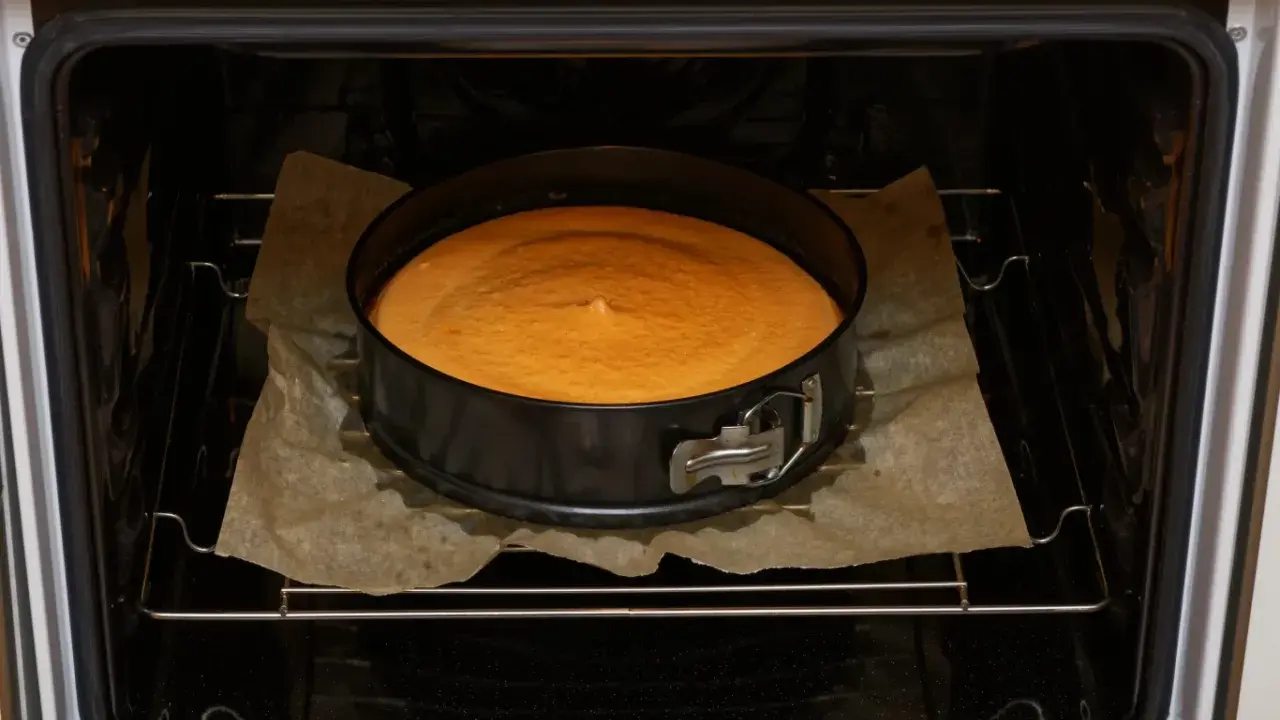 Sernik w tortownicy piecze się w piekarniku. Idealna temperatura do pieczenia sernika to 160-170 stopni Celsjusza.