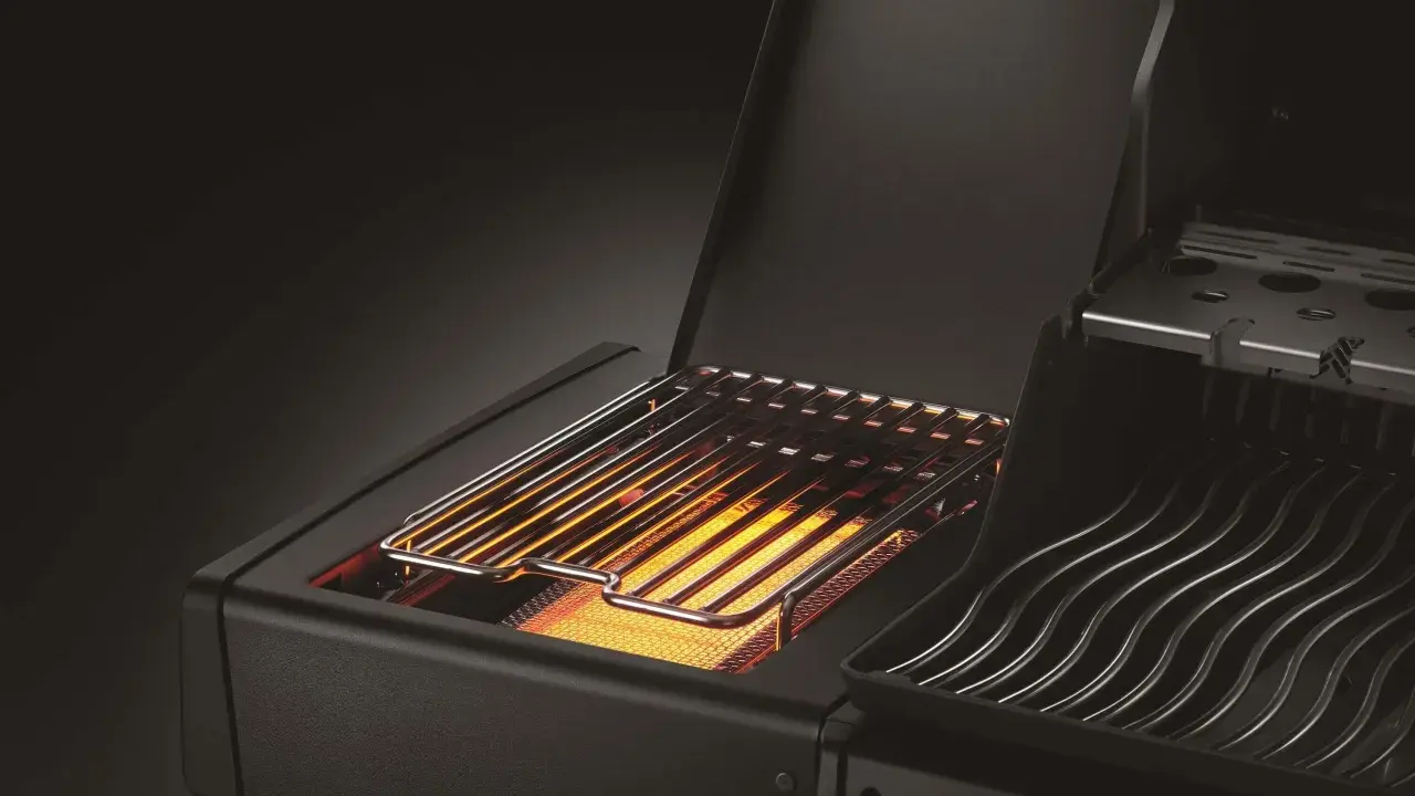Ein Grill mit glühenden Brennern in der Sizzle Zone, bereit für perfektes Anbraten.