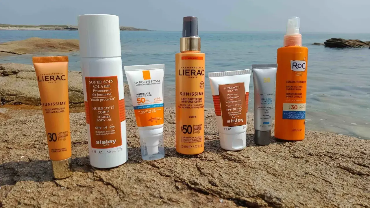 Produits solaires Lierac, Sisley, La Roche-Posay et Roc sur fond de mer. Idéal pour un capital bronzage en toute sécurité.