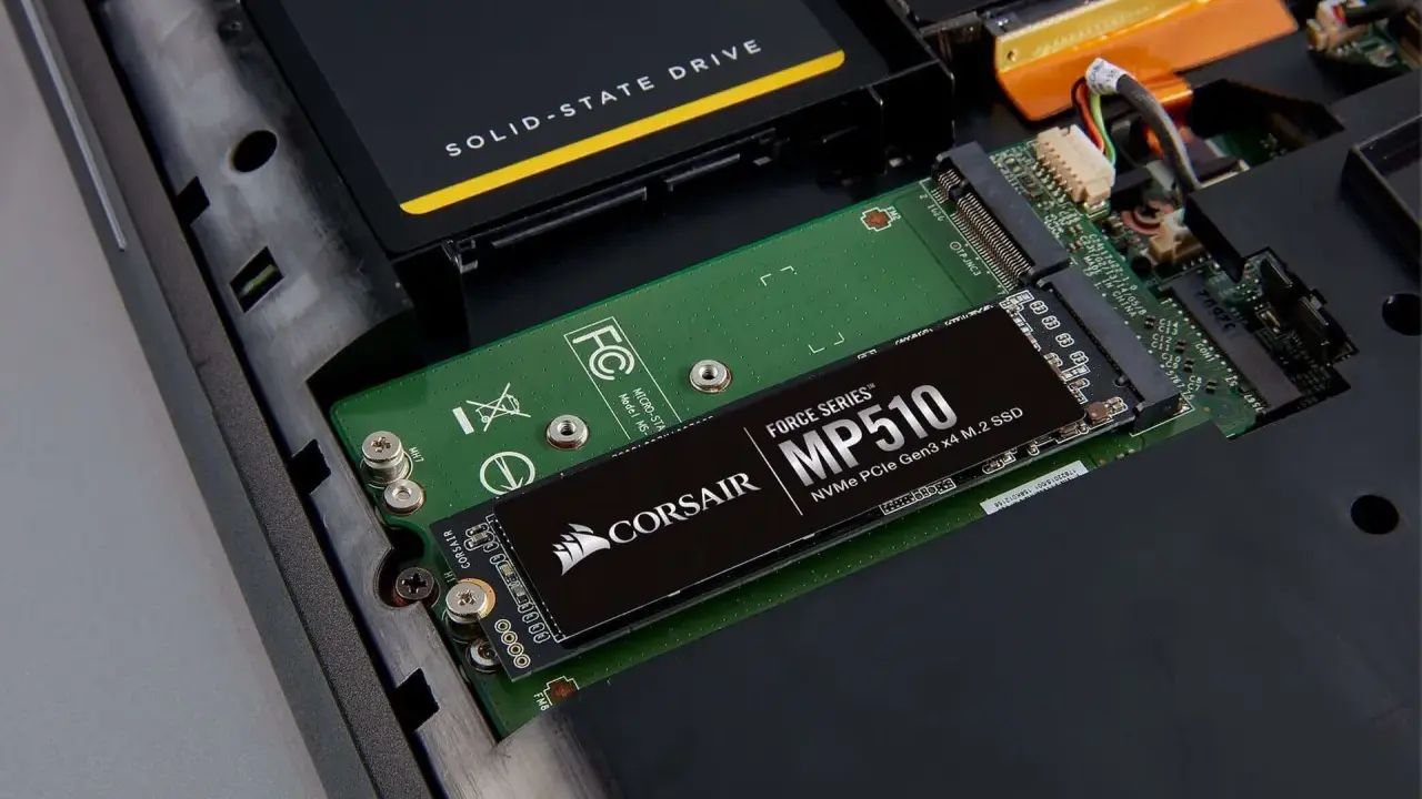 Dysk NVMe PCIe Gen3 x4 M.2 SSD Corsair MP510 wewnątrz obudowy komputera. To jest odpowiedź na pytanie: nvme co to.