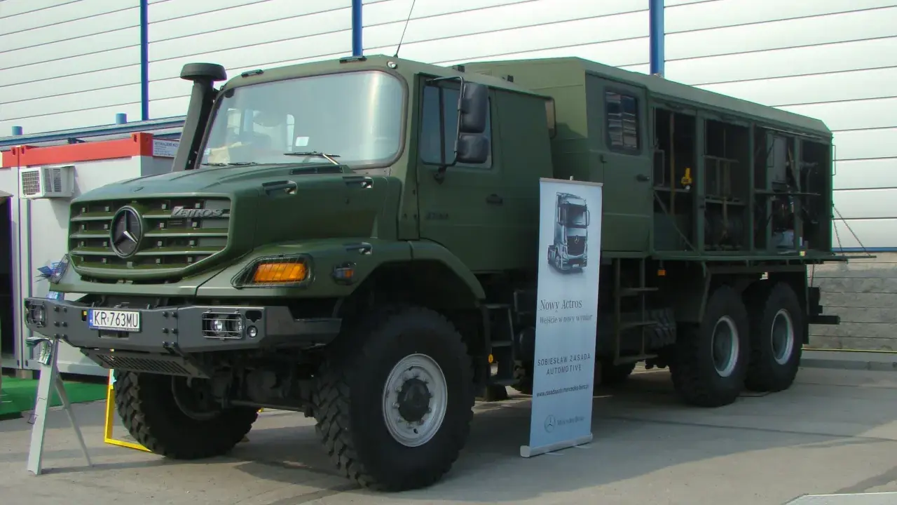 Zielony, terenowy Mercedes Zetros z zabudową, gotowy do pokonywania trudnych dróg.