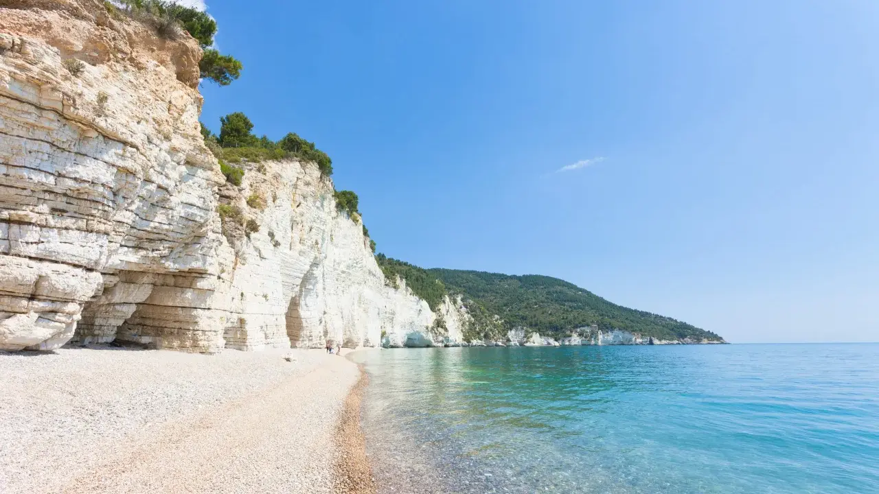 Scogliere bianche e mare cristallino, un angolo da sogno per chi cerca il mare più bello in Puglia.