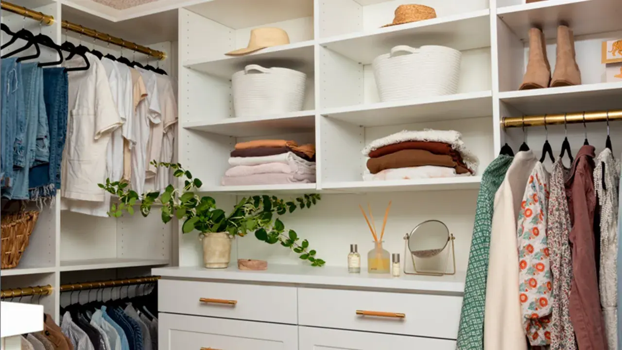 Un vestidor organizado con ropa colgada y doblada, cestas y sombreros. Ideas para como diseñar un vestidor funcional y estético.