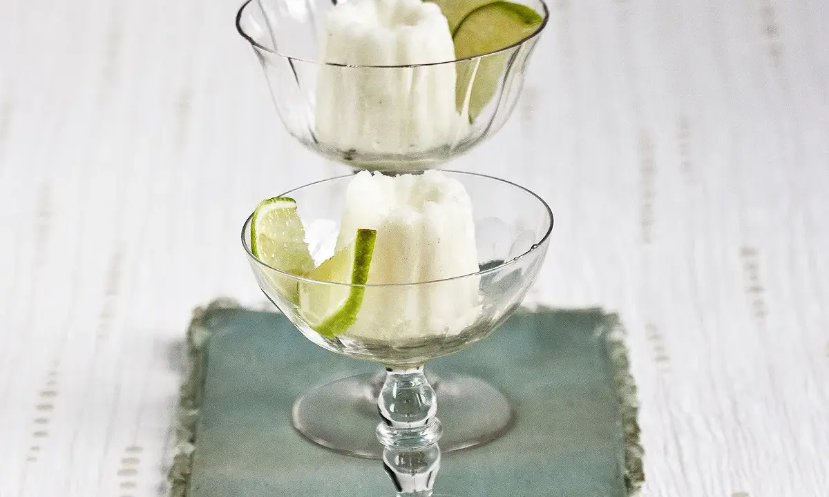 Deux coupes de sorbet citron vert, garnies de fines tranches de citron, évoquent un colonel dessert rafraîchissant.