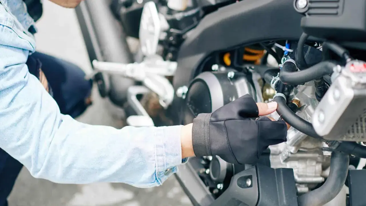 Wymiana oleju w motocyklu: co ile? Poradnik eksperta, by silnik służył lata