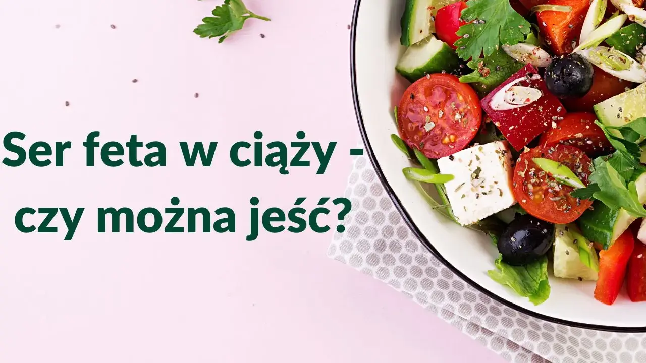 Sałatka z serem feta, pomidorami, ogórkiem i oliwkami na różowym tle.