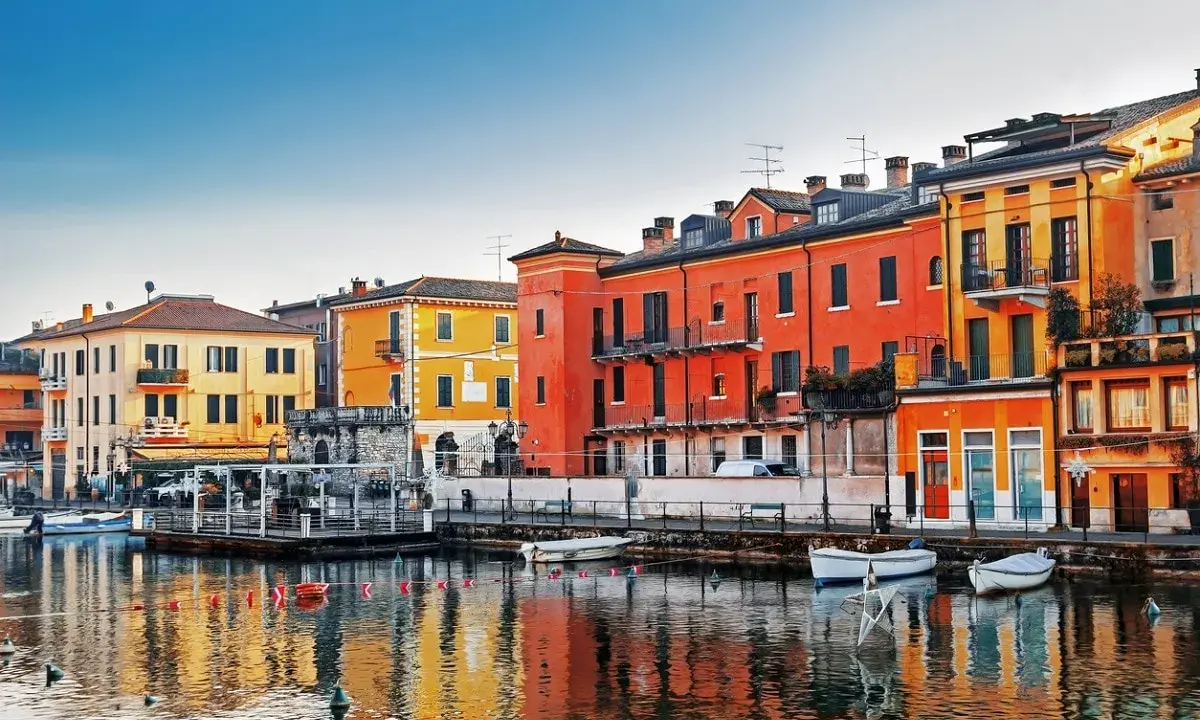 Colorate case affacciate sull'acqua, un invito a scoprire le città da visitare nel nord Italia.