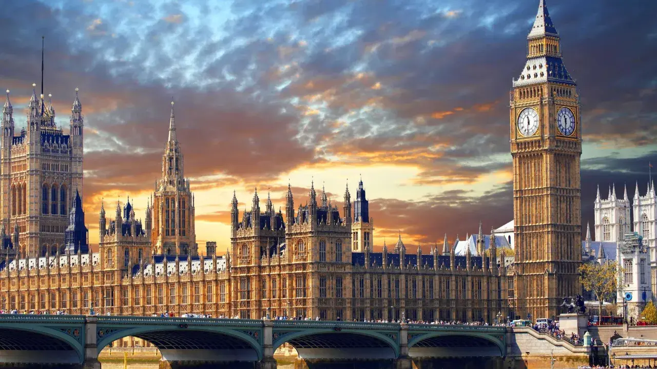 Big Ben und das Parlamentsgebäude in London bei Sonnenuntergang. Tolle London Tipps für deinen nächsten Trip!