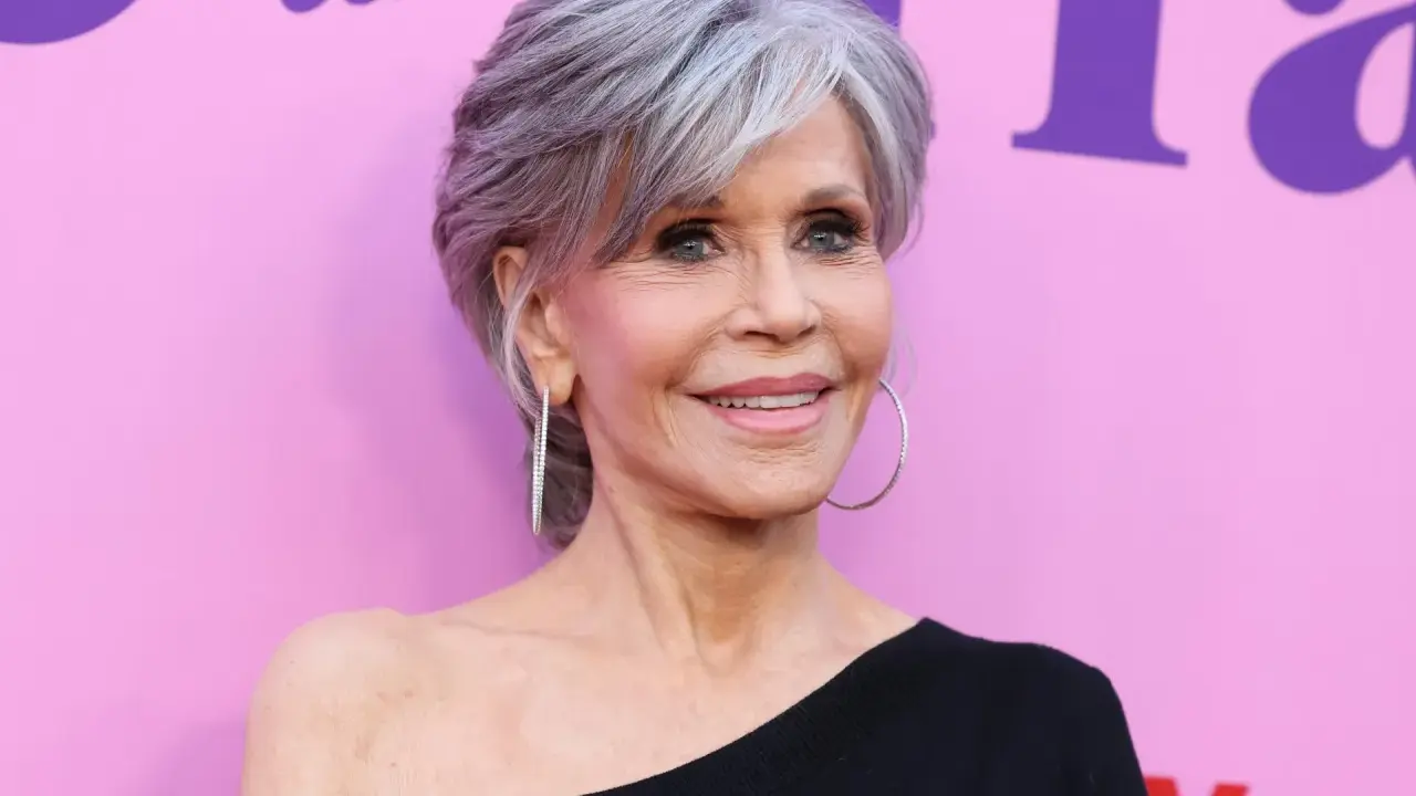 Jane Fonda luce un corte de pelo corto moderno y elegante, ideal para mujeres de 60 años.