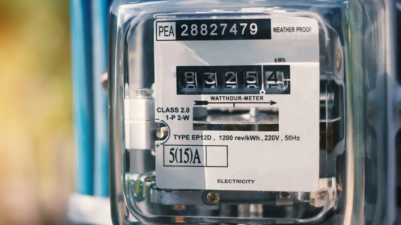 Licznik energii elektrycznej z widocznym odczytem 83254. Czyżby to zapowiedź dziwnie wysokiego rachunku za prąd?