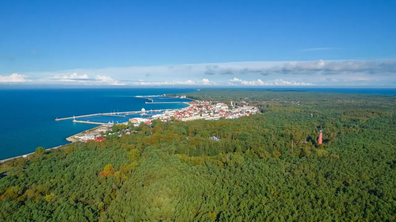 Widok na Półwysep Helski, gdzie warto zobaczyć urokliwe miasteczko, port i lasy.