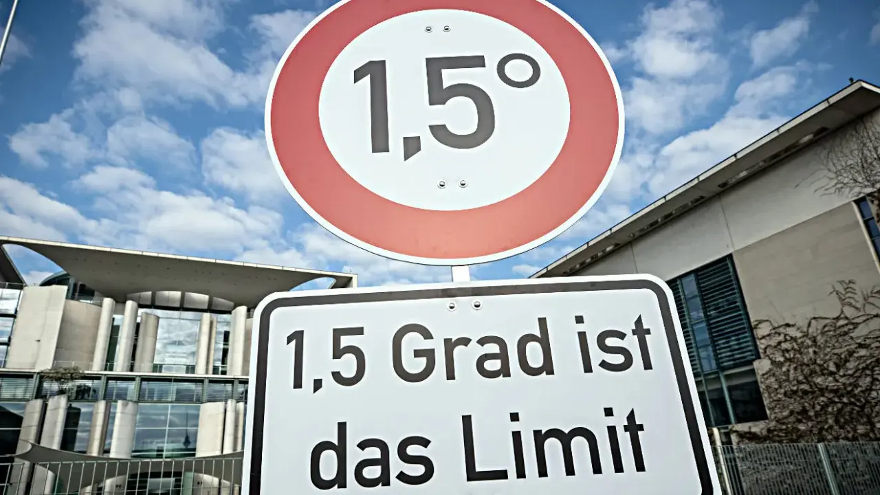 Verkehrsschilder mahnen: 1,5 Grad ist das Limit. Deutschland will klimaneutral bis 2045 sein.