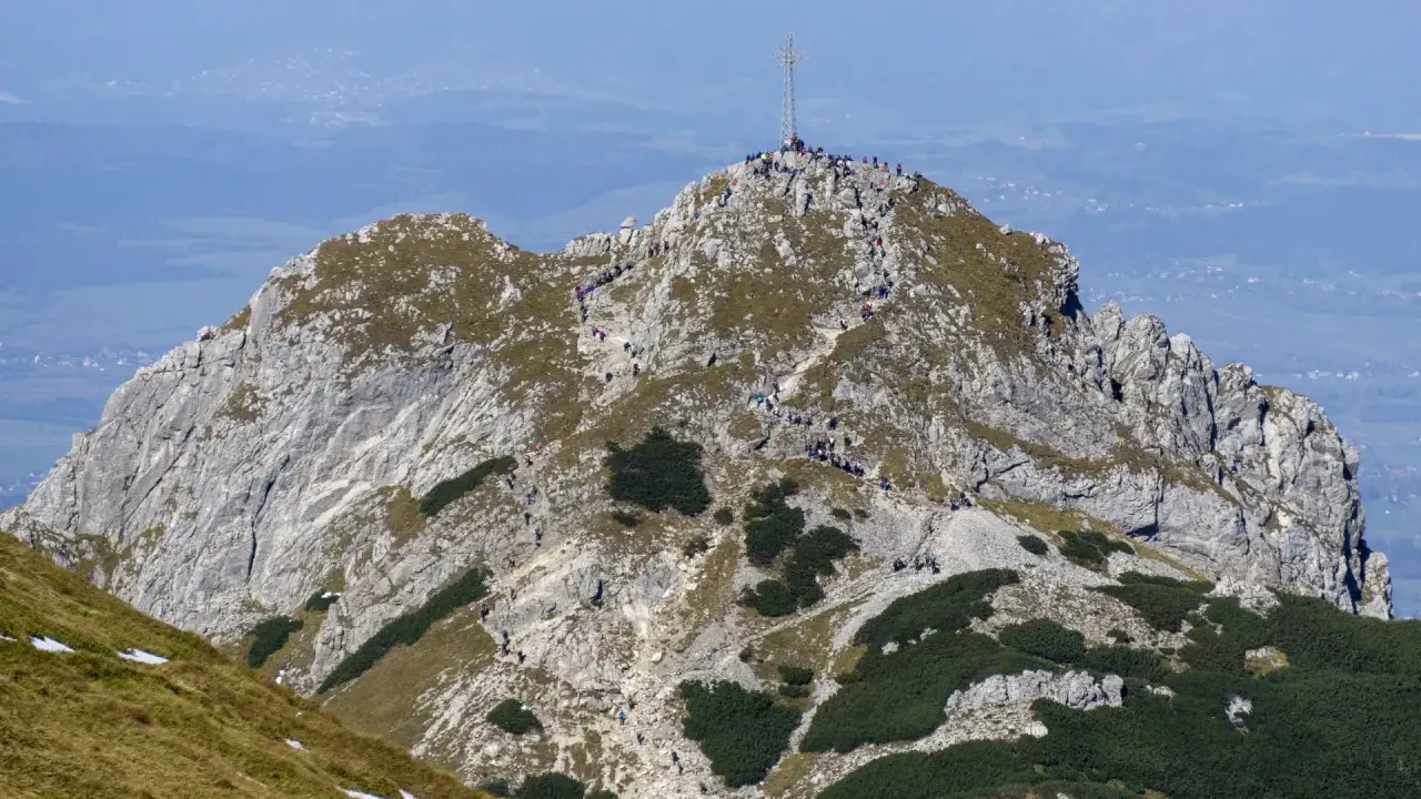 Tłum turystów na szlaku na Giewont. Czy to najłatwiejszy szlak na Giewont? Ile czasu zajmuje wejście?
