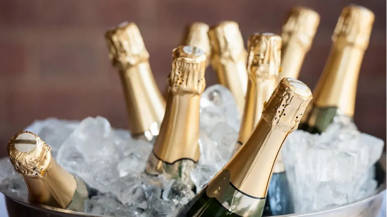 Mehrere Flaschen Prosecco kühlen in einem Eisbad. Perfekt für eine Feier, was ist Prosecco? Ein prickelnder Genuss!