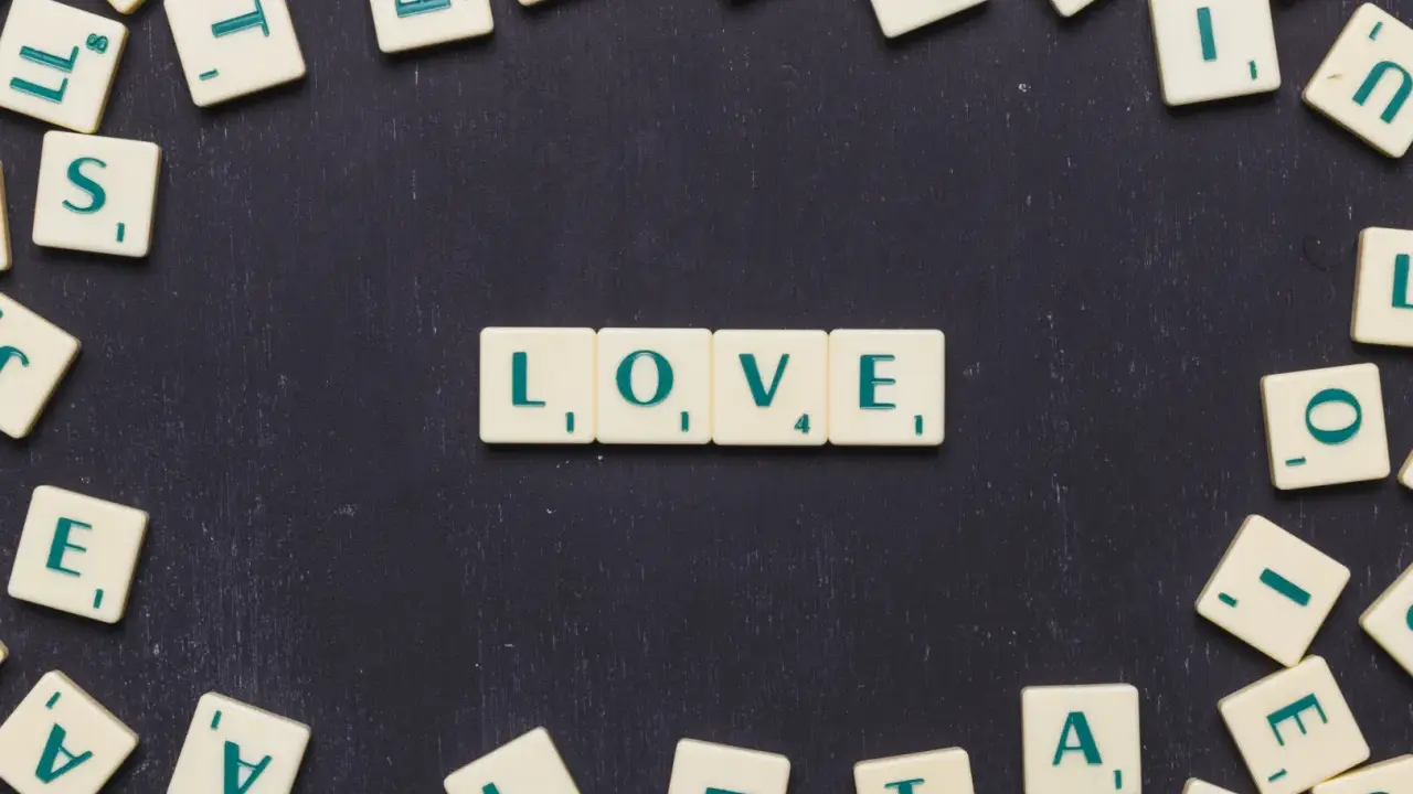 Litery układają się w "LOVE", tworząc uniwersalny język miłości.