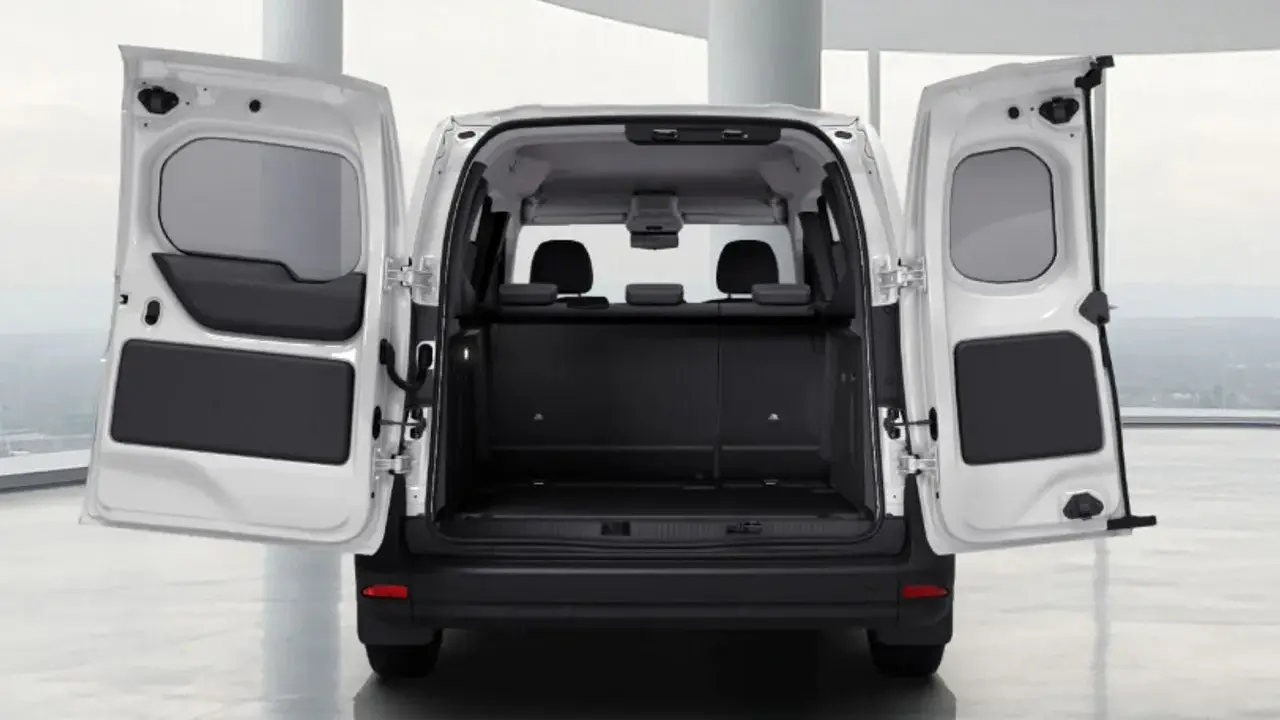 El maletero abierto de una Mercedes Citan blanca, listo para cargar.