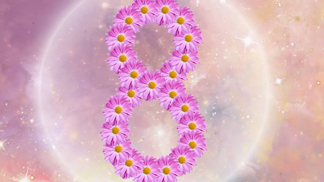 Ósemka z różowych kwiatów na tle kosmicznym. Symbolizuje 8 rok numerologiczny, czas obfitości i rozwoju.