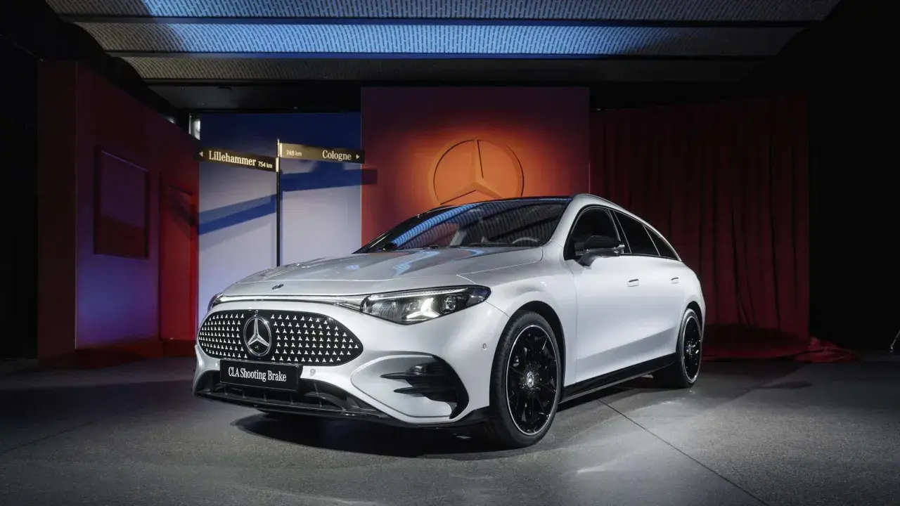 Silberner Mercedes CLA Shooting Brake Elektro auf einer Bühne, bereit für die Reise nach Köln.