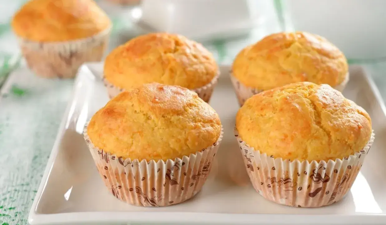 Wilgotne i puszyste muffinki na talerzu. Idealne do kawy, według prostego przepisu.