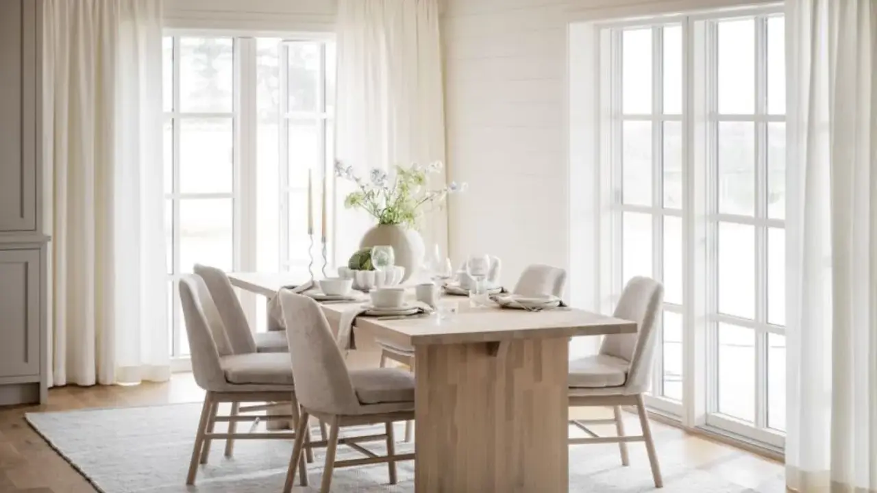 Ljust och luftigt kök med matbord och stolar. Inspiration dekoration matbord med blommor och ljus.