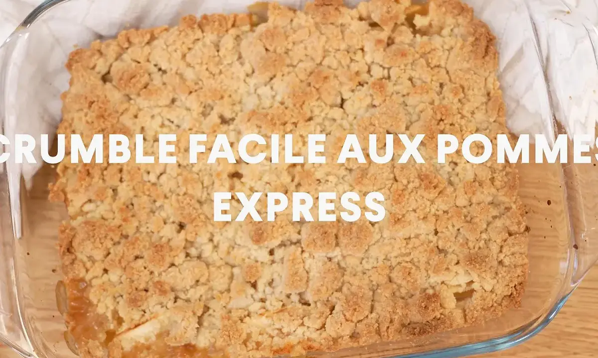Crumble aux pommes doré et croustillant dans un plat en verre.