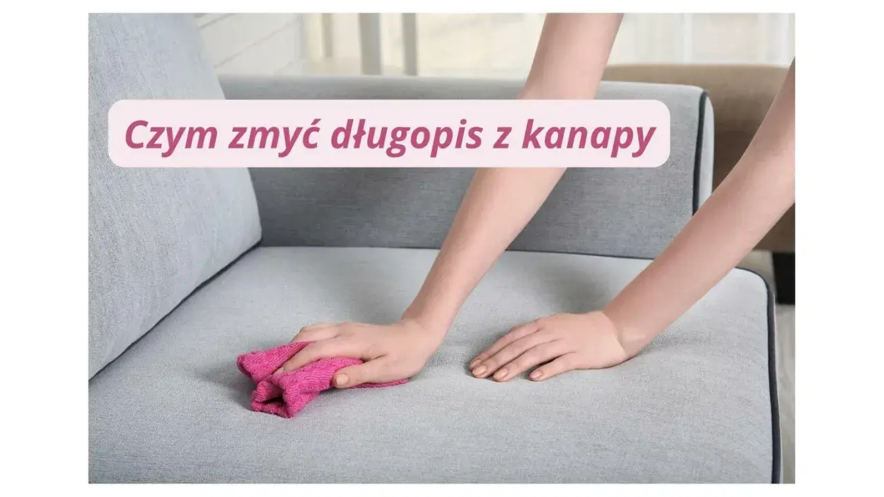 Ręka z różową ściereczką czyści szarą kanapę, pokazując, czym zmyć długopis z kanapy.