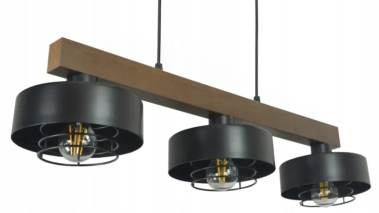Stylowa lampa wisząca z drewnianą belką i trzema czarnymi kloszami z metalową kratką.