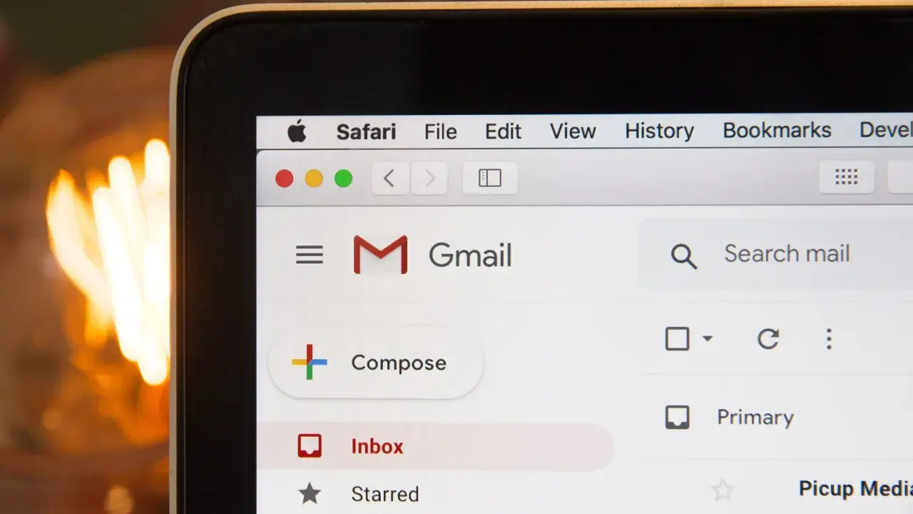 Ekran Gmail z menu Safari. Szukasz, jak zakończyć maila po angielsku? Tutaj znajdziesz inspirację do napisania idealnego zakończenia.
