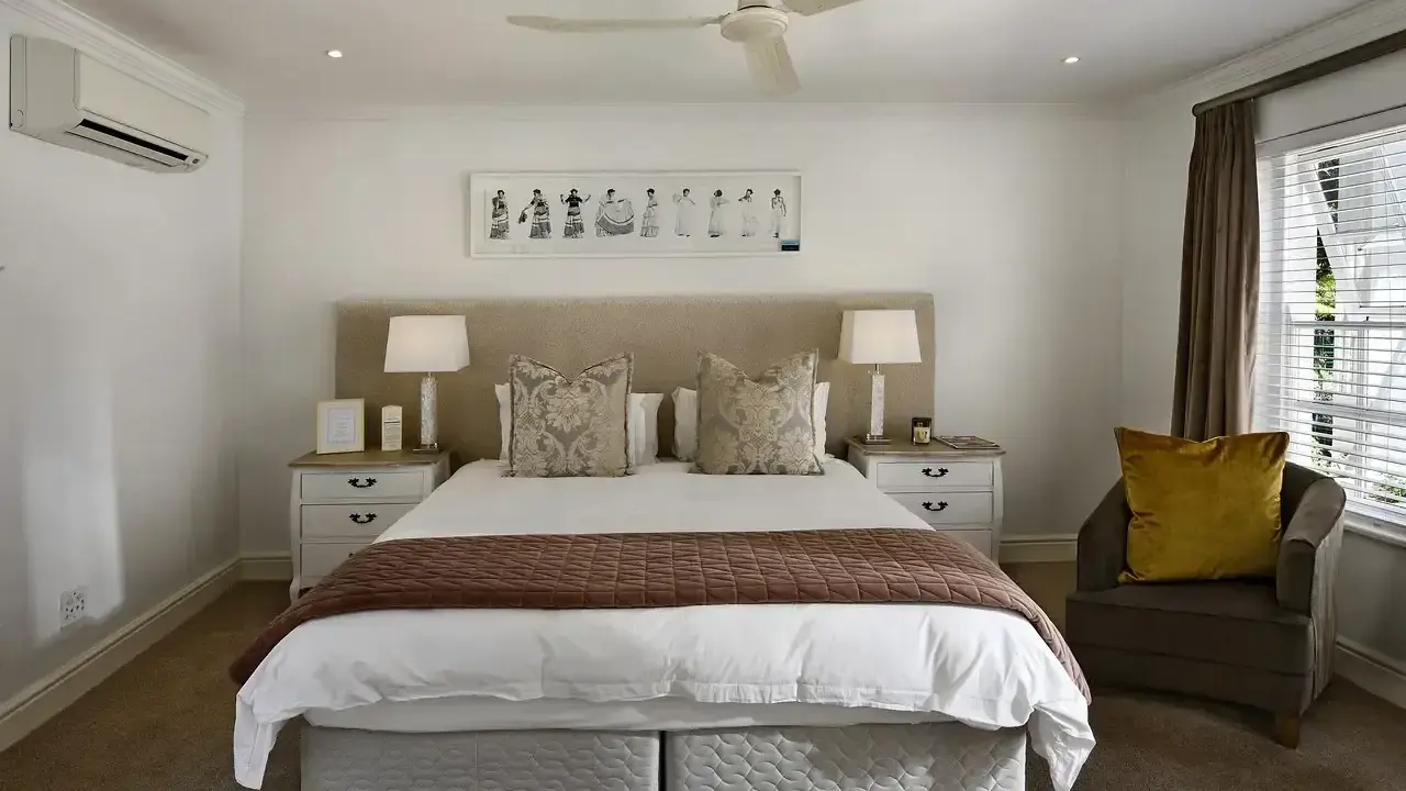 Chambre confortable avec lit douillet, prête à mettre en location sa résidence principale. Climatisation et ventilateur de plafond pour un séjour agréable.