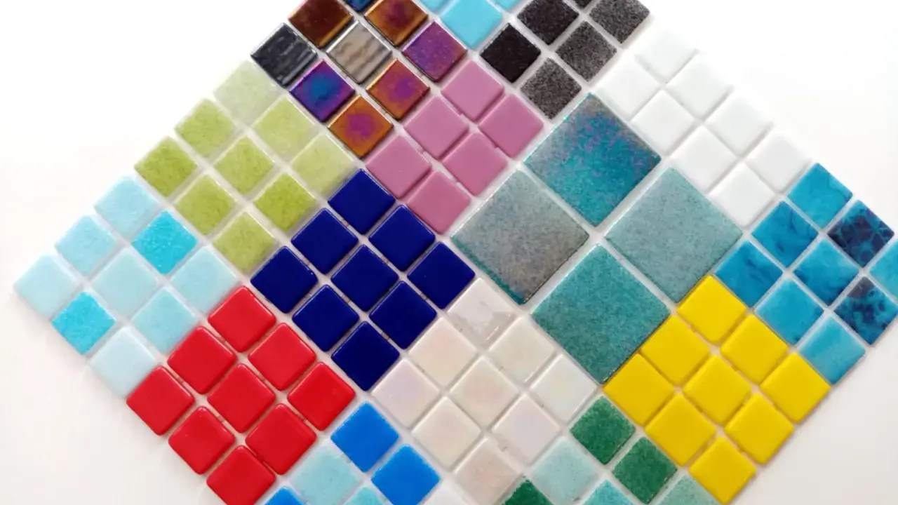 Mosaico de teselas de gresite en forma de rombo, con colores vibrantes como azul, verde, rojo, amarillo y tonos iridiscentes.