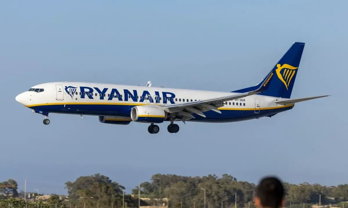 Samolot Ryanair zbliża się do lądowania. To może być jego pierwszy lot, ekscytujące chwile!