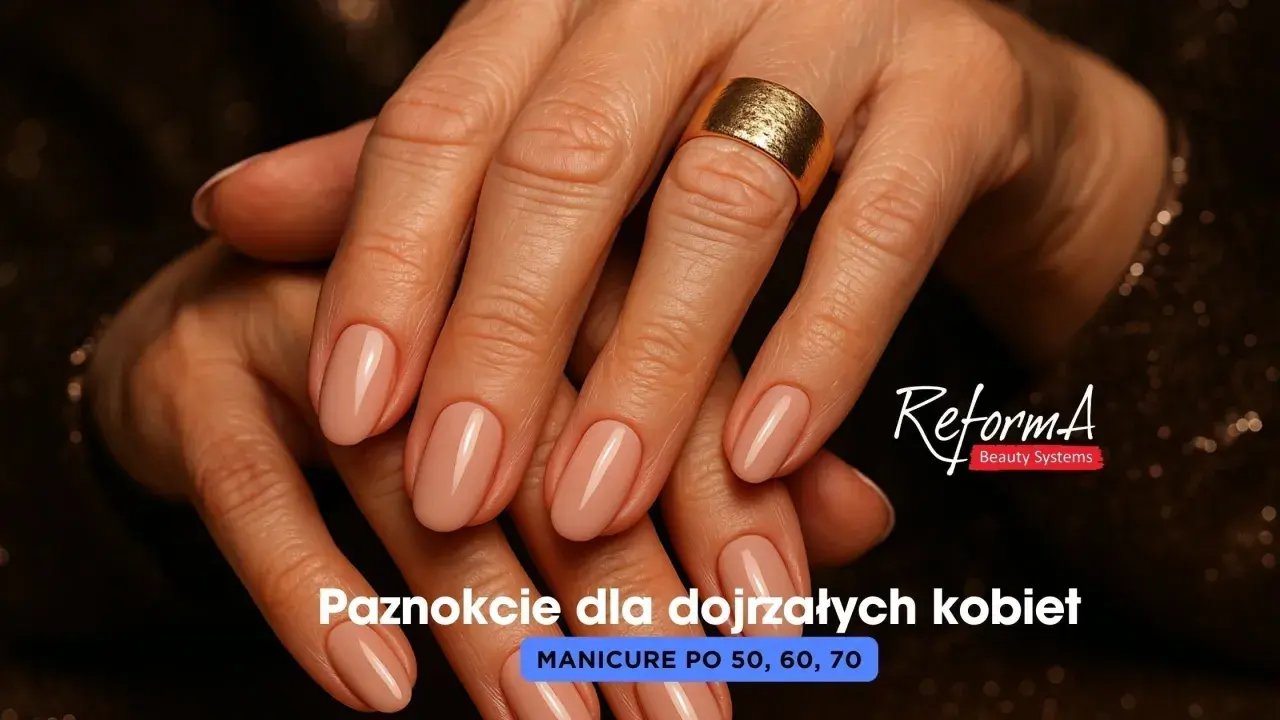 Eleganckie paznokcie dla dojrzałych kobiet, idealne na Dzień Kobiet. Delikatny beżowy manicure podkreśla piękno dłoni.