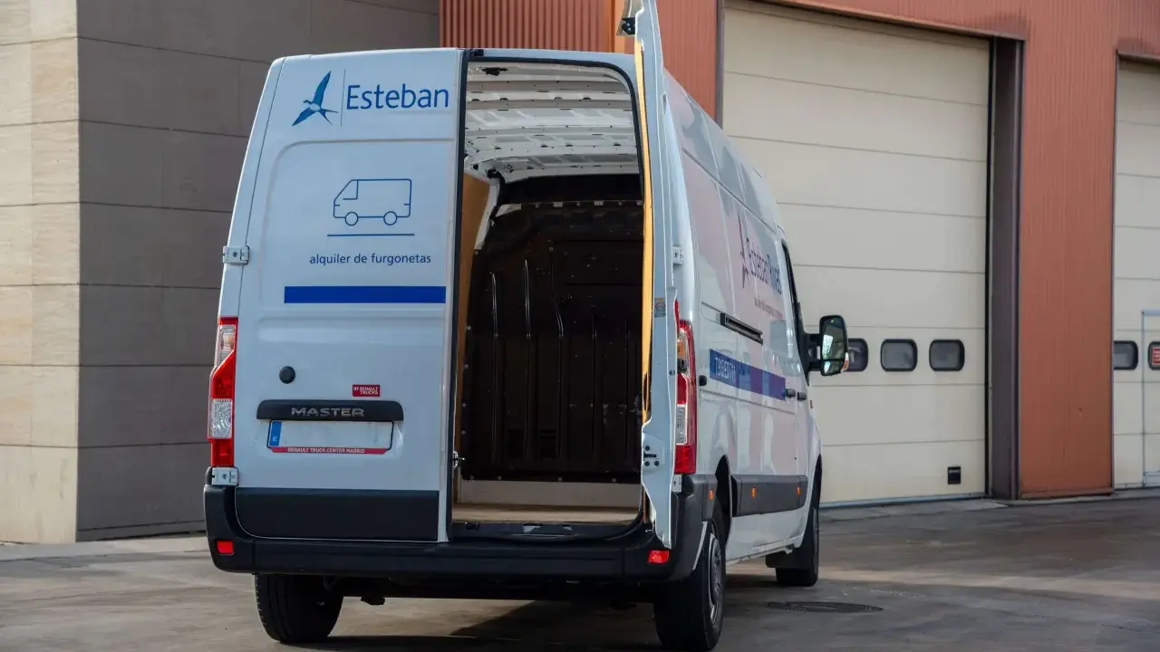 Camion blanco de alquiler de furgonetas, modelo Master, con puertas traseras abiertas. Ideal para mudanzas con carnet B.