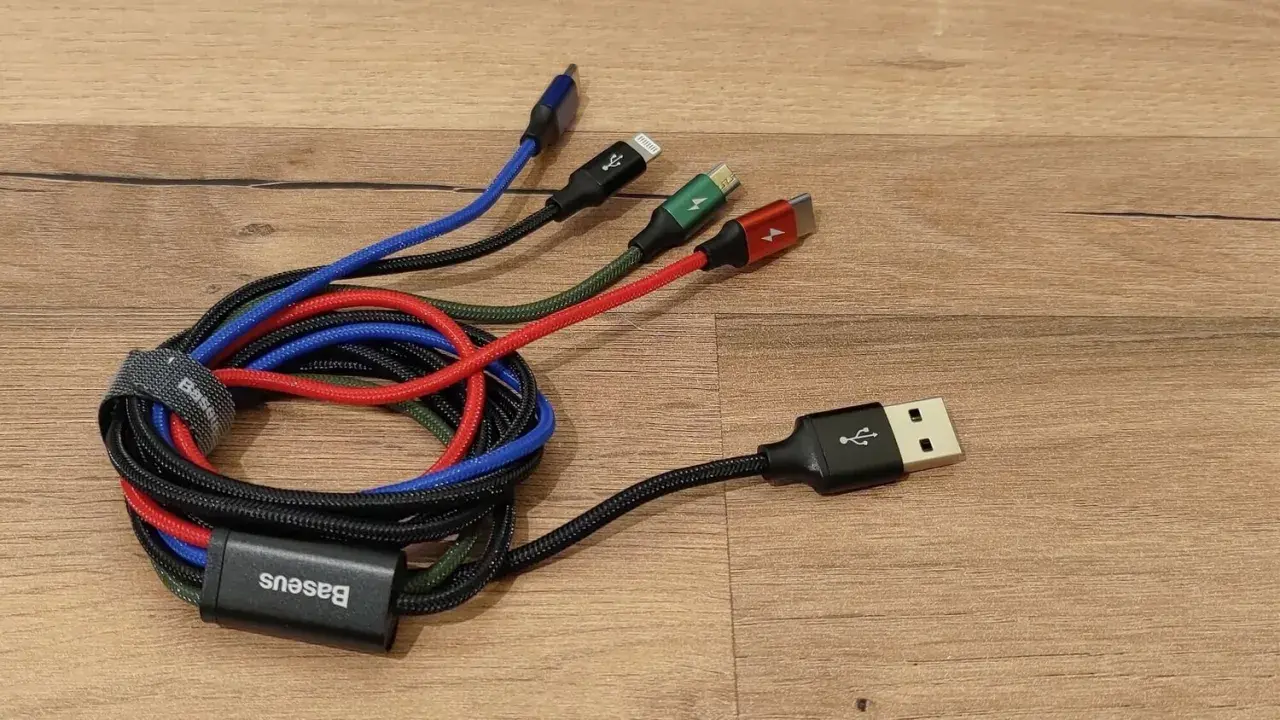 Kabel Baseus z różnymi końcówkami (USB-C, Lightning, Micro USB) zapewnia szybkie ładowanie i transfer danych dzięki technologii USB 3.0.