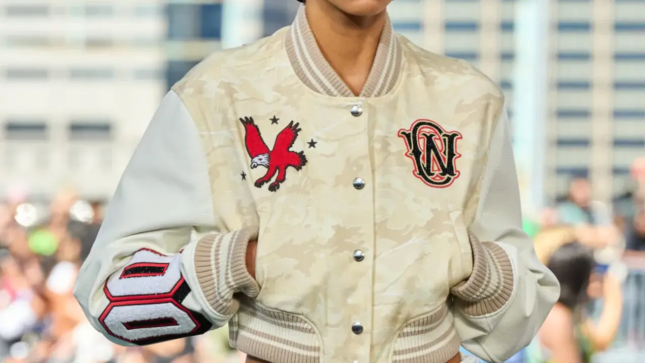 Kurtka bomberka w kolorze off-white od Virgil Abloh z haftowanym orłem i monogramem.