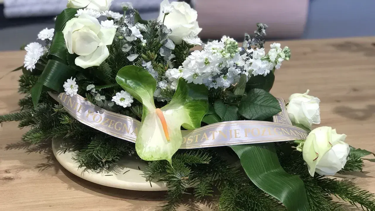 Ile kosztuje wiązanka pogrzebowa? Ceny i wybór bez stresu