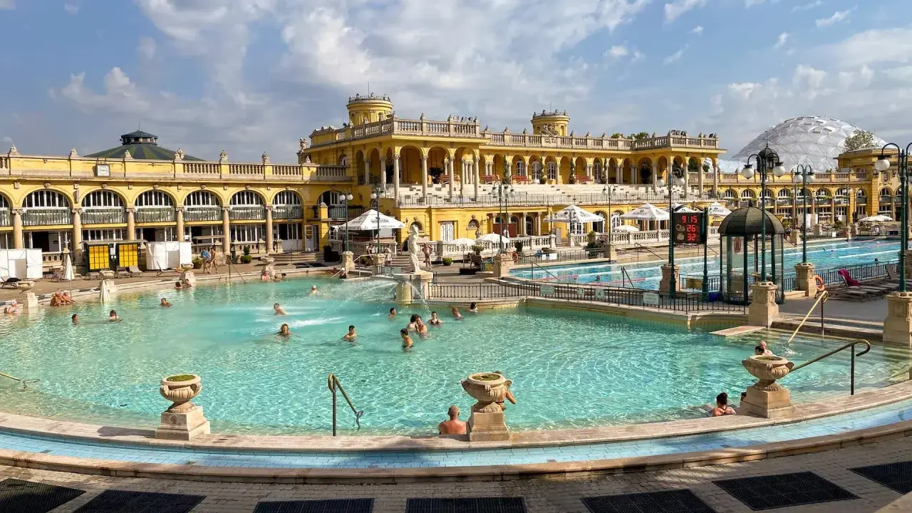 Budapeszt termy cennik: relaks w basenach Széchenyi. Woda ma 32°C, idealna na zwiedzanie stolicy Węgier.