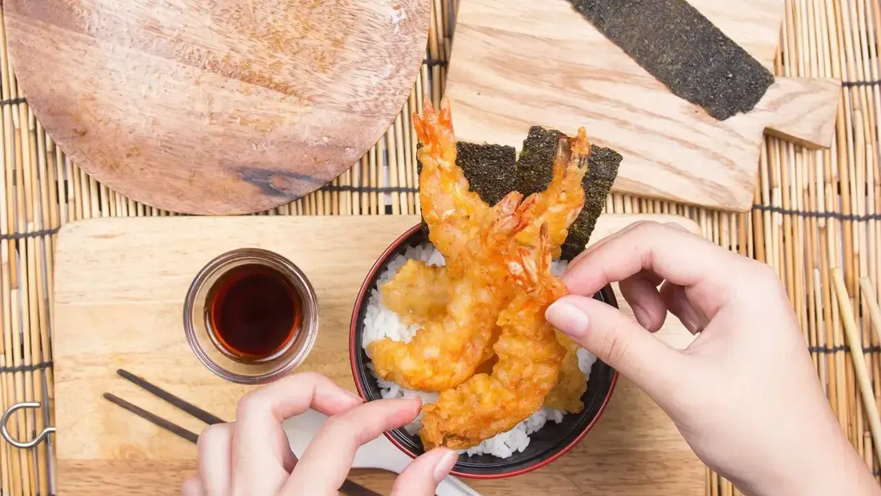 Chrupiące krewetki w cieście, czyli co to jest tempura, podane z ryżem i sosem sojowym.