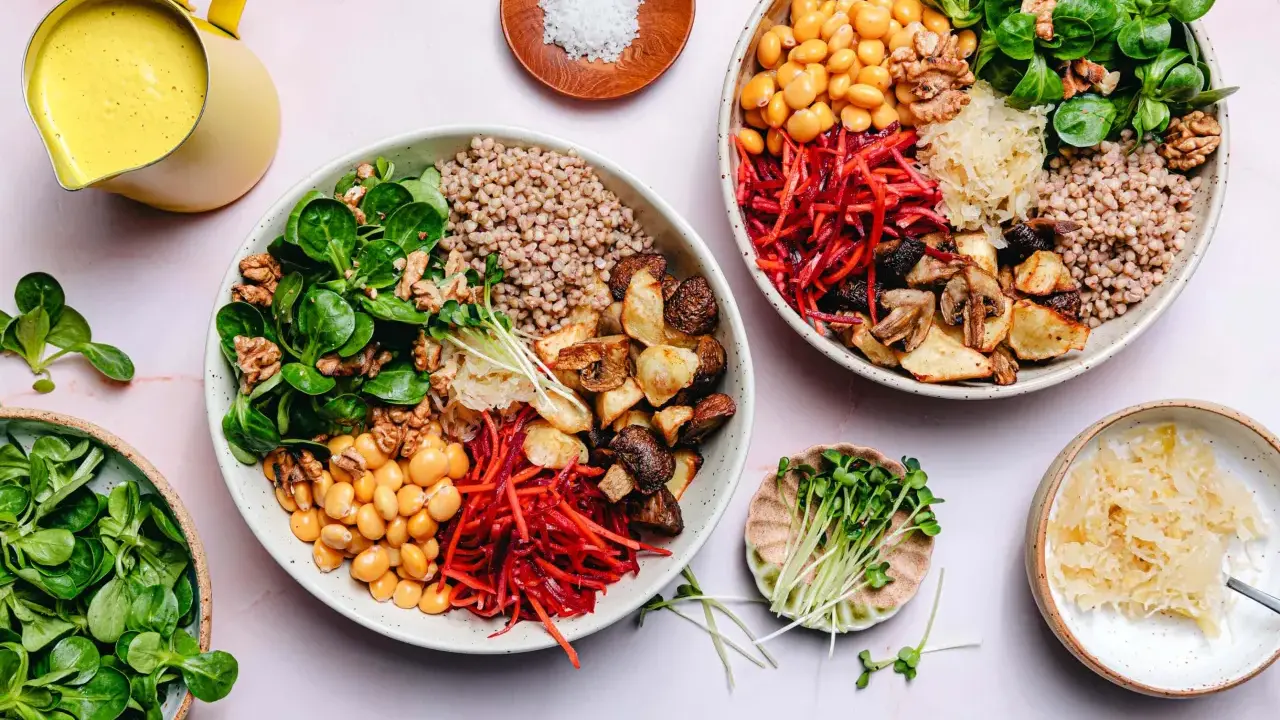 Bunte Bowls mit Buchweizen, Linsen, Gemüse und Nüssen – inspirierende planetary health diet rezepte für eine gesunde Ernährung.