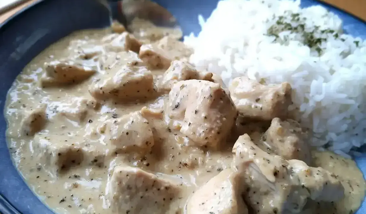 En krämig kycklinggryta med ris, perfekt för en mysig middag.