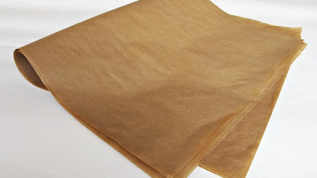 Zrolowany papier typu kraft, idealny do pakowania lub pieczenia.
