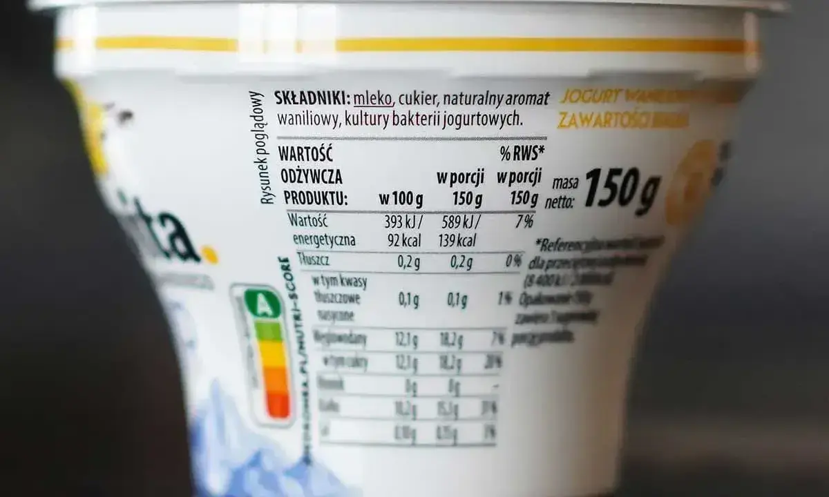 Jogurt skyr waniliowy. Porcja 150g ma 139 kcal. Idealny na szybką przekąskę.