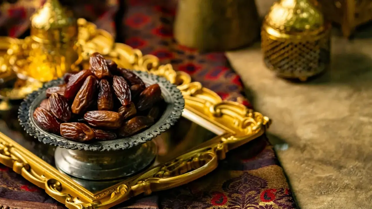 Daktyle w misie, ozdobne latarnie i tkanina. To symbolika ramadanu, który co to za święto?