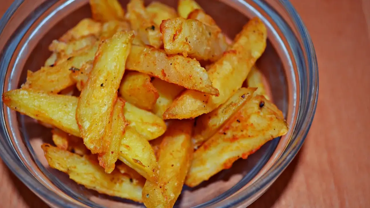 Frytki z piekarnika: Ile kcal? Zdrowsza wersja i przepis